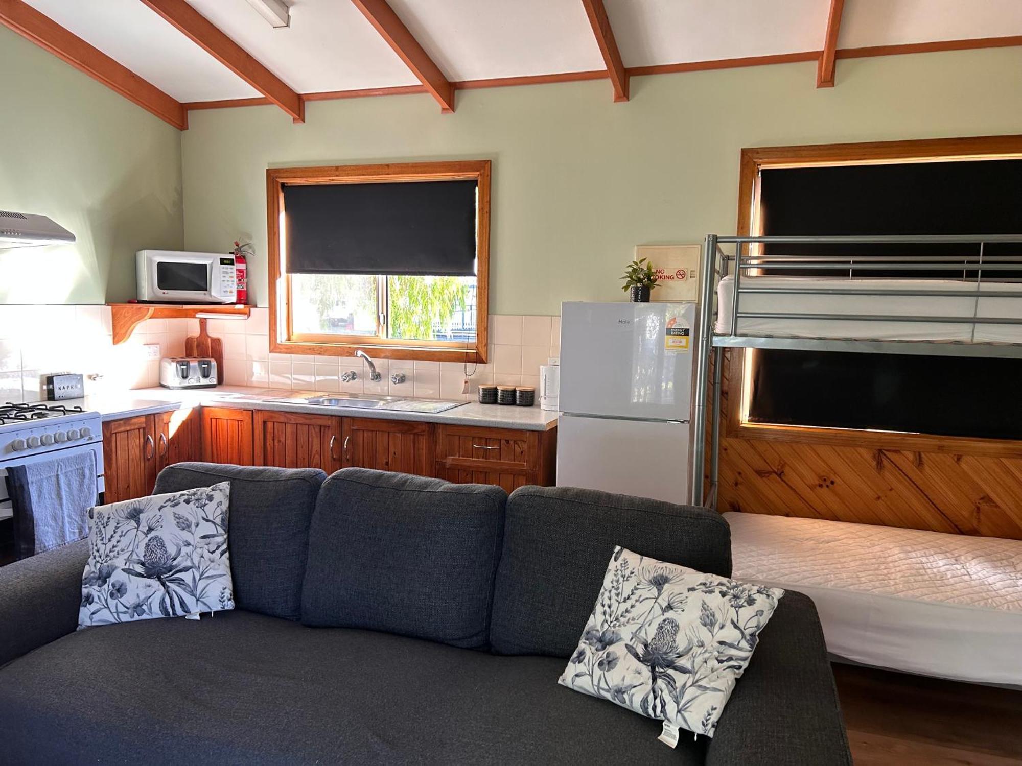 Готель Millicent Lakeside Caravan Park Екстер'єр фото