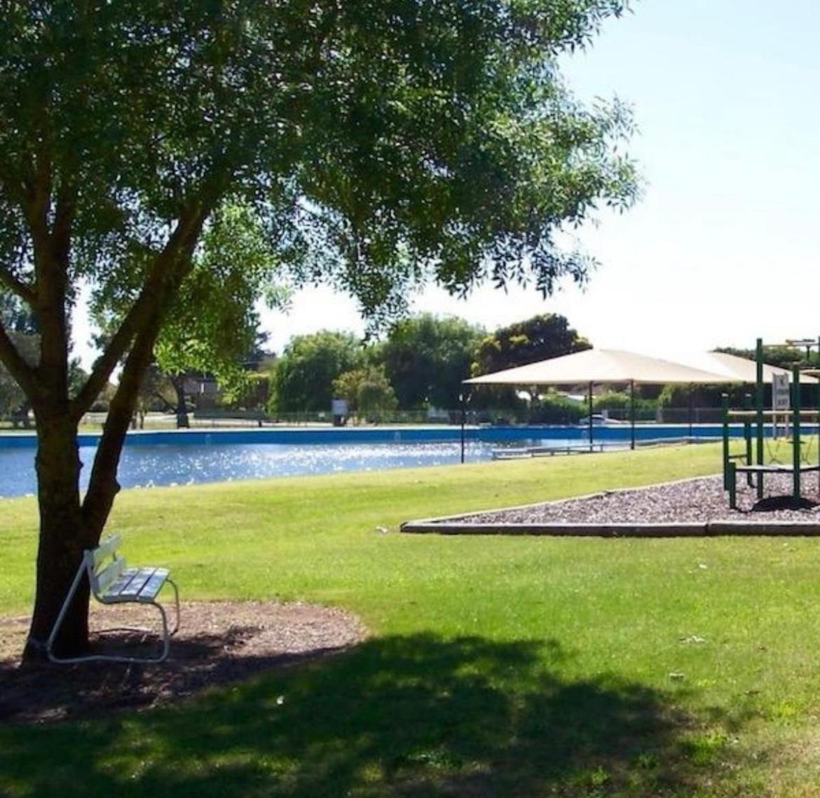 Готель Millicent Lakeside Caravan Park Екстер'єр фото
