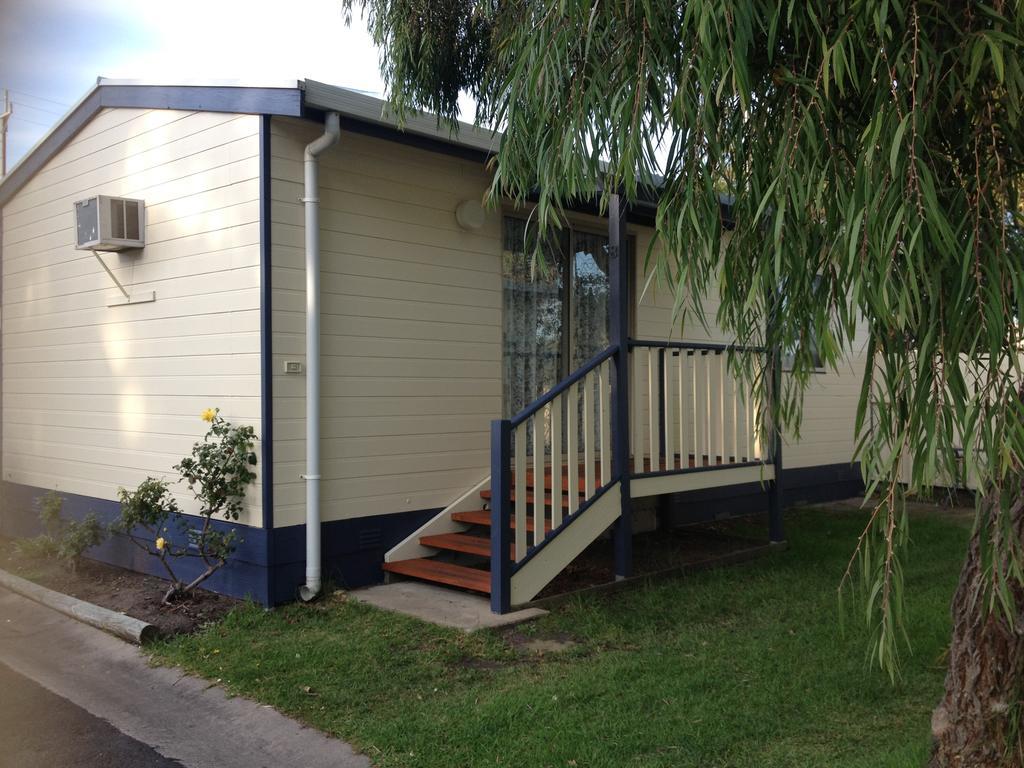 Готель Millicent Lakeside Caravan Park Екстер'єр фото