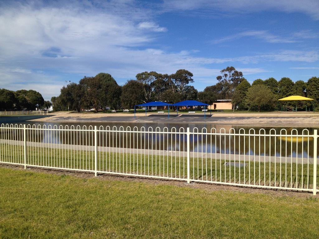 Готель Millicent Lakeside Caravan Park Екстер'єр фото